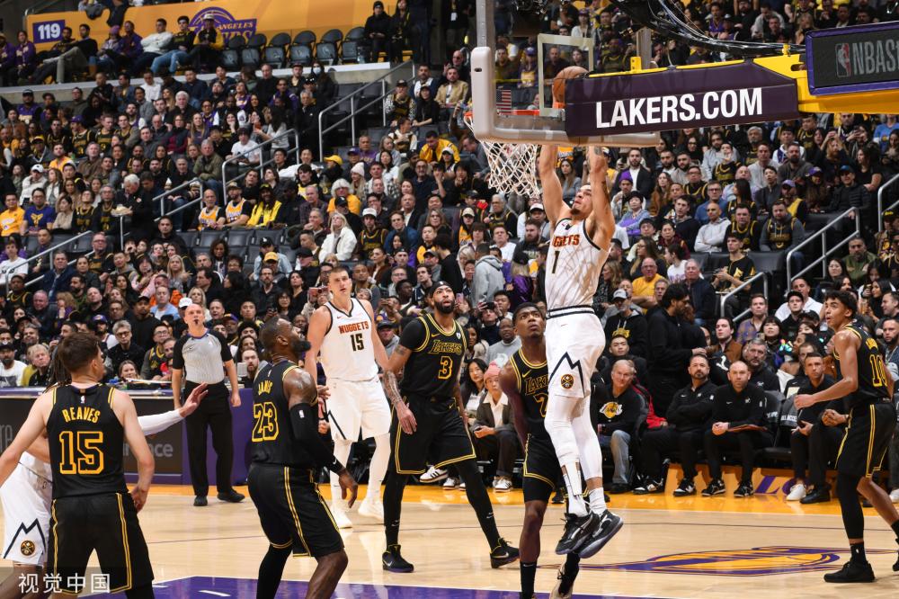 与年轻球员 与年轻球员